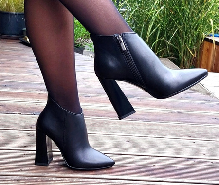 BOTKI NA SŁUPKU 10cm SKÓRA NATURALNA (441N) 