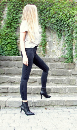 BOTKI NA SZPILCE9cm SKÓRA NATURALNA (468)